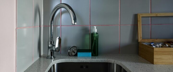 So bleiben eure Abflüsse in der trubeligen Jahreszeit frei Stylish kitchen sink setup featuring chrome faucet, countertop, and accessories., tags: der - pexel