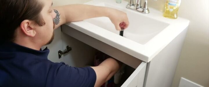 Abflüsse freihalten: Praktische Tipps für Haushalte "Zip It" type drain cleaning tools are a cheap, convenient, and environmentally friendly way to combat pesky clogs. Take a look at this video to know where to find and how to use them!, tags: abflüsse für - Youtube